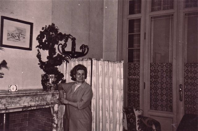 Mevrouw Heusens kreeg de kitschprijs voor haar zelfgekweekte kamerplant. Haar reactie: Dat moet een mens met smaak zijn, die mijnheer Kitsch !